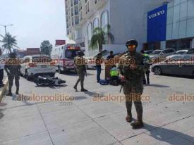 Boca del Ro, Ver., 12 de septiembre de 2024.- Motociclista se impact contra una camioneta que le hizo corte de circulacin en la avenida Amricas, en la zona comercial boquea. Bomberos asistieron al motociclista.
