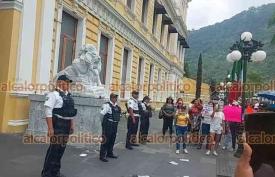 Orizaba, Ver., 14 de septiembre de 2024.- Tras marchar desde el BIORI, familiares de la nia Poleth, hallada asesinada tras das de estar desaparecida, protestaron, acompaados de amigos y feministas, en el Palacio Municipal que estaba protegido por policas municipales. Exigieron justicia para la menor de edad.

