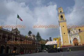 Xalapa, Ver., 14 de septiembre de 2024.- Desde temprana hora de este sbado, trabajadores continan adornando la zona centro aledaa al Palacio de Gobierno para el Grito de Independencia de este domingo.
