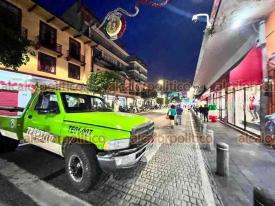 Xalapa, Ver., 14 de septiembre de 2024.- La calle Enrquez fue cerrada al trnsito de vehculos la noche de este sbado. Trabajadores instalan el escenario y hacen pruebas de luz y sonido para los festejos patrios.