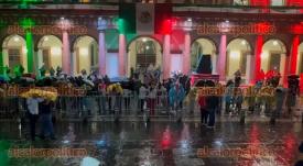 Xalapa, Ver., 15 de septiembre de 2024.- Xalapeos que se encontraban esperando la presentacin de Edn Muoz y la ceremonia del Grito, tuvieron que salir corriendo para refugiarse de la lluvia que cay esta noche, posteriormente el festejo continu sin incidentes.