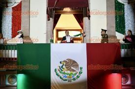 Xalapa, Ver., 15 de septiembre de 2024.- El gobernador del estado, Cuitlhuac Garca Jimnez, en su ltimo Grito de Independencia desde palacio de gobierno, acompaado por la gobernadora electa Roco Nahle.