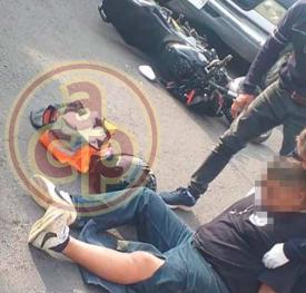 Xalapa, Ver., 16 de septiembre de 2024.- Ebrio motociclista choc contra auto estacionado en la calle Porfirio Daz, colonia Miguel Hidalgo. El hombre se durmi cuando era atendido por paramdicos de las lesiones que sufri y que no son de gravedad.