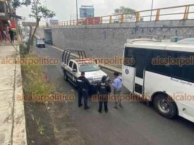 Xalapa, Ver., 16 de septiembre de 2024.- En la lateral del puente ?Miguel Alemn?, en la avenida Lzaro Crdenas, una patrulla de la Polica Estatal se impact por alcance contra un autobs. Para variar, los oficiales de SSP intentaron evitar que se reportara lo ocurrido.