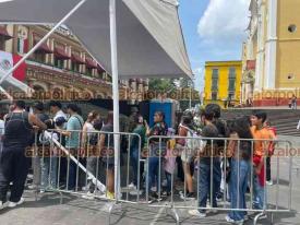 Xalapa, Ver., 16 de septiembre de 2024.- Al finalizar el desfile por el Da de la Independencia, chicos y grandes hicieron fila para tomarse fotos con militares y un vehculo del Ejrcito.