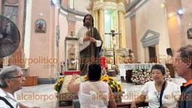 Veracruz, Ver., 17 de septiembre de 2024.- Desde las 4 de la maana, largas filas de catlicos se formaron en la Catedral de Nuestra Seora de la Asuncin para pasar ante la reliquia de San Judas Tadeo.