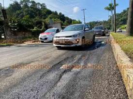 Xalapa, Ver., 17 de septiembre de 2024.- El actual Gobierno va de salida y as dejar la carretera Xalapa-Coatepec: llena de baches. A la altura de Los Arenales, los hoyos llegan incluso a daar vehculos.