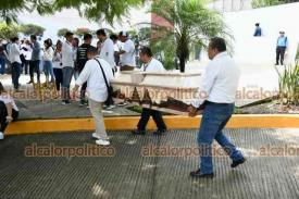 Xalapa, Ver., 17 de septiembre de 2024.- Luego de que el fin de semana el presidente Andrs Manuel Lpez Obrador promulgara la Reforma Judicial, los trabajadores del Poder Judicial de la Federacin, con caravana y performance, representaron el sepelio de la justicia en Mxico.