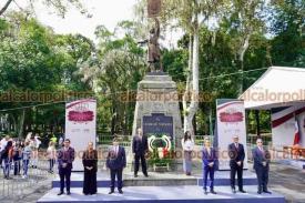 Xalapa, Ver., 17 de septiembre de 2024.- El director de CONAGUA, Pablo Robles, rindi guardia de honor ante el monumento a Miguel Hidalgo.