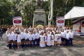 Xalapa, Ver., 17 de septiembre de 2024.- Servidores pblicos de la Delegacin de Bienestar rindieron guardia de honor ante el monumento a Miguel Hidalgo, encabezados por la titular Daysy Martnez Cmara.