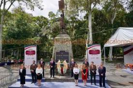 Xalapa, Ver., 17 de septiembre de 2024.- El director de la CAEV, Flix Jorge Ladron de Guevara, rindi guardia de honor ante el monumento a Miguel Hidalgo.