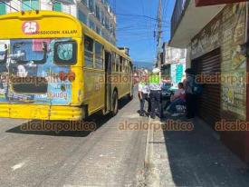 Xalapa, Ver., 18 de septiembre de 2024.- En el cruce de la calle Magnolia y Ciprs, colonia Francisco I. Madero, colisionaron taxi y autobs del servicio urbano de la Capital. No se reportaron lesionados.