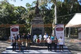 Xalapa, Ver., 18 de septiembre de 2024.- El Sindicato Estatal del Personal Acadmico de la Universidad Veracruzana, encabezado por Enrique Levet Gorozpe, rindi guardia de honor en el monumento a Miguel Hidalgo.