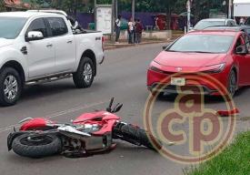 Xalapa, Ver., 18 de septiembre de 2024.- Motociclista y auto chocaron en el bulevar Xalapa-Banderilla, a la altura del CETIS. Peritos de Trnsito del Estado tomaron conocimiento; no hubo lesionados.