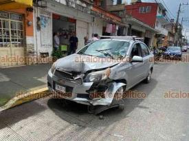 Xalapa, Ver., 18 de septiembre de 2024.- En la calle Poeta Jess Daz, una gra de la empresa ?Mendez? le peg a un automvil estacionado en sitio prohibido y que trataba de remolcar. El vehculo fue remolcado a Trnsito del Estado.