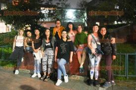 Xalapa, Ver., 18 de septiembre de 2024.- Con un performance de ?mujeres paseando, la ciudad, de noche?, un grupo de jvenes acompaaron a Elonore Ozanne, en su proyecto.