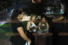 Xalapa, Ver., 18 de septiembre de 2024.- La noche de este mircoles la artista Elonore Ozanne llev a cabo el performance ?Mujeres paseando la ciudad de noche?, convocatoria a la que respondi un grupo de capitalinas. Se reunieron en el monumento a la Madre y caminaron por calles del centro.