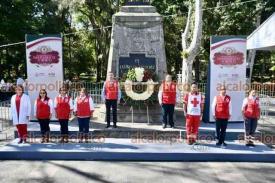 Xalapa, Ver., 19 de septiembre de 2024.- Personal de diversas reas de la Cruz Roja Mexicana, encabezado por el presidente de la Delegacin, Antonio Limn Chzaro, rindi honores a Miguel Hidalgo, en Los Berros.