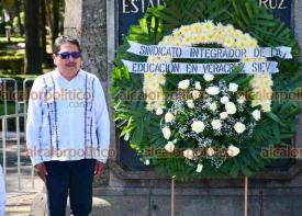 Xalapa, Ver., 19 de septiembre de 2024.-Integrantes del Sindicato Integrador de la Educacin en Veracruz (SIEV), encabezados por Enrique Cruz, rindieron guardia de honor ante el monumento de Miguel Hidalgo.