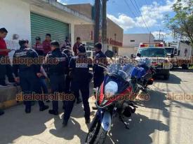 Xalapa, Ver., 19 de septiembre de 2024.- Paramdicos atendieron a motociclista lesionado que choc contra camioneta que le hizo corte de circulacin, en el camino Antiguo a Naolinco. No requiri hospitalizacin.