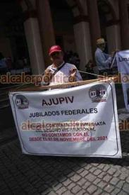 Xalapa, Ver., 19 de septiembre de 2024.- Integrantes de AJUPIV bloquearon este jueves la calle Enrquez, en el centro de la Capital, para insistir en el pago del seguro institucional.