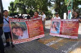 Xalapa, Ver., 19 de septiembre de 2024.- Familiares de Claudia Esther Martnez Sols se manifestaron en la zona centro de la Capital para exigir su aparicin con vida. La mujer, de 20 aos de edad, desapareci el 15 de septiembre en Poza Rica.