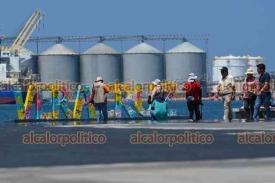 Veracruz, Ver., 19 de septiembre de 2024.- En el puerto jarocho, la sensacin trmica llega hasta los 43 grados. Locales y turistas tratan de mitigar el calor y los rayos del sol mientras pasean por el malecn.