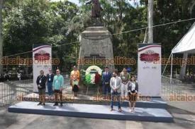 Xalapa, Ver., 20 de septiembre de 2024.- Trabajadores del INECOL rindieron guardia de honor a Miguel Hidalgo, en su monumento del parque Los Berros.
