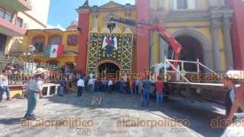 Orizaba, Ver., 20 de septiembre de 2024.- En honor a San Miguel Arcngel, pobladores de Atlahuilco, Sierra de Zongolica, elaboraron arcos florales que fueron colocados por una gaa en la entrada de la Catedral.