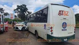 Coatepec, Ver., 20 de septiembre de 2024.- En la carretera Coatepec-Las Trancas, en la desviacin a Tuzamapan, autobs de la lnea ATAZ choc contra camioneta. Personal de Trnsito del Estado tom conocimiento del accidente. Se habla de varios lesionados.