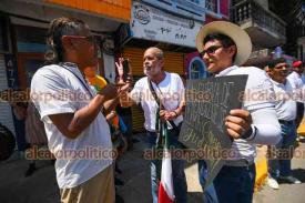 Veracruz, Ver., 22 de septiembre de 2024.- ?Es un honor estar con Obrador? y ?Dictador, dictador?, fueron frases a favor y en contra que ambos grupos lanzaron al presidente de la Repblica, Andrs Manuel Lpez Obrador, a su llegada al Museo casa Jurez, del centro histrico de Veracruz.