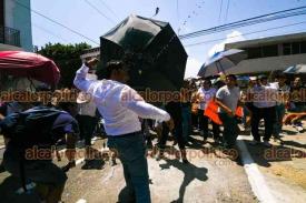 Veracruz, Ver., 22 de septiembre de 2024.- Funcionario de Poltica Regional, Jorge Cedillo, insult y tambin lanz botellas de agua a quienes se manifestaban contra el Presidente en la casa-museo ?Benito Jurez?.
