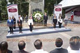 Xalapa, Ver., 23 de septiembre de 2024.- El coordinador estatal del PT, Vicente Aguilar Aguilar, rindi guardia de honor en el monumento a Miguel Hidalgo.