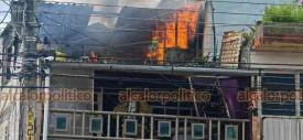 Xalapa, Ver., 23 de septiembre de 2024.- Fuerte incendio de vivienda en la avenida Villahermosa, entre Tamaulipas y Nuevo Len, a donde arribaron cuerpos de emergencia para contener el fuego que consumi gran parte del domicilio. La circulacin se mantuvo cerrada por varios minutos. Slo se atendi a una mujer por inhalar humo.