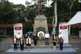 Xalapa, Ver., 24 de septiembre de 2024.- Integrantes del Sindicato Nacional de Educacin para los Adultos, encabezados por Mara del Rosario Snchez, rindieron guardia de honor ante el monumento a Miguel Hidalgo.