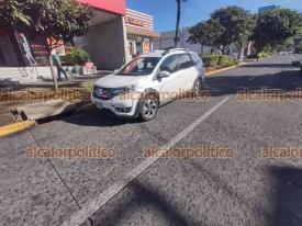 Xalapa, Ver., 26 de septiembre de 2024.- Auto Chevrolet Chevy intent dar vuelta en ?U? en la avenida vila Camacho esquina con Acayucan y choc contra camioneta. Al lugar arrib personal de Trnsito del Estado para elaborar el peritaje. No hubo lesionados.