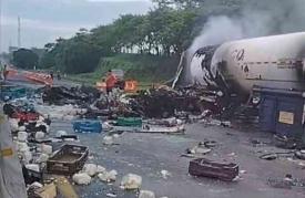 Acayucan, Ver., 26 de septiembre de 2024.- Qued captado en video el momento en que un triler rompe el muro de contencin y se estrella de frente contra otra unidad pesada en la autopista Cosoleacaque-La Tinaja.