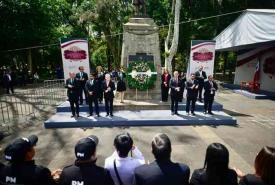 Xalapa, Ver., 26 de septiembre de 2024.- La fiscal general Vernica Hernndez Giadns encabez la guardia de honor del organismo ante el monumento a Miguel Hidalgo.