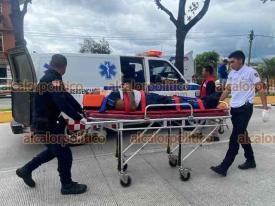 Xalapa, Ver., 26 de septiembre de 2024.- Peatn result lesionado despus de ser atropellado por un motociclista en la avenida Ruiz Cortines, casi esquina con Fraternidad. Fue trasladado a un hospital, al igual que el motociclista.