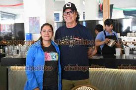 Xalapa, Ver., 27 de septiembre de 2024.- Previo al concierto que se reprogram para este viernes, suspendido ayer por fallas tcnicas, integrantes del grupo Caifanes visitaron el centro de la Capital y fueron captados en conocida cafetera donde se tomaron fotos con algunos fans.