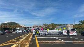 Veracruz, Ver., 27 de septiembre de 2024.- Trabajadores, jueces y magistrados del Poder Judicial de la Federacin bloquearon parcialmente la autopista Veracruz-Xalapa, a la altura de la caseta de La Antigua, durante aproximadamente 30 minutos.