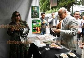 Xalapa, Ver., 27 de septiembre de 2024.- Al inaugurar el evento, el alcalde Ricardo Ahued devel una escultura alusiva al Festival del Chile Xalapeo. 