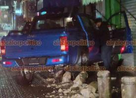 Xalapa, Ver., 28 de septiembre de 2024.- La madrugada de este sbado hubo 2 percances en la zona centro causados por conductores ebrios. Uno choc contra bolardos de la calle Primo Verdad (arriba). En segundo accidente auto termin volcado tras colisionar con dichas estructuras en Enrquez (abajo). No se reportaron lesionados.