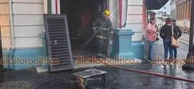 Xalapa, Ver., 28 de septiembre de 2024.- Bomberos sofocaron incendio en la cafetera ?Don Justo?, en la calle Enrquez. Al parecer un cortocircuito fue lo que inici el fuego . No hubo lesionados. Ya por la maana empleados limpiaron el lugar.