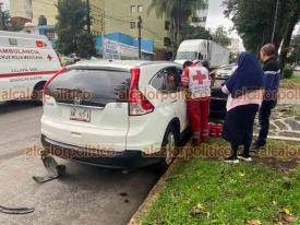 Xalapa, Ver., 28 de septiembre de 2024.- Camioneta que proceda de la calle Francisco Rivera y se incorporaba a la avenida Orizaba fue impactada por auto color rojo, el cual sali proyectado contra vehculo estacionado. Paramdicos de la Cruz Roja atendieron a los ocupantes.