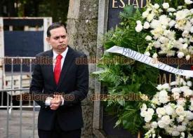 Xalapa, Ver., 30 de septiembre de 2024.- El director general de RTV, Vctor Hugo Cisneros, encabez la guardia de honor de la televisora ante el monumento a Miguel Hidalgo.