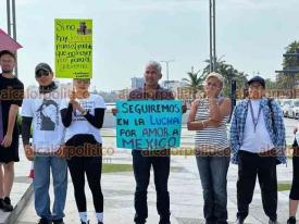 Veracruz , Ver., 1 de octubre de 2024.- Integrantes de agrupaciones cvicas y del Poder Judicial de la Federacin se congregaron en el asta bandera en un da que consideran simblico por el inicio de la administracin de Claudia Sheinbaum.
