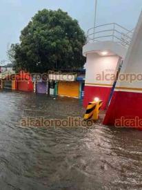 Coatzacoalcos, Ver., 2 de octubre de 2024.- Las fuertes lluvias provocadas por el disturbio tropical Once-E, provocaron inundaciones, deslaves y cada de bardas en diversos puntos de la ciudad.