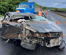 Emiliano Zapata, Ver., 2 de octubre de 2024.- Conductor aparentemente ebrio choc contra camin de carga, en la autopista Xalapa-Veracruz, a la altura de Plan del Ro. No se reportaron lesionados de gravedad.