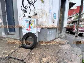 Xalapa, Ver., 2 de octubre de 2024.- El registro ubicado en la calle rsulo Galvn esquina Ayuntamiento contina sin tapa; slo le colocaron una llanta como advertencia.